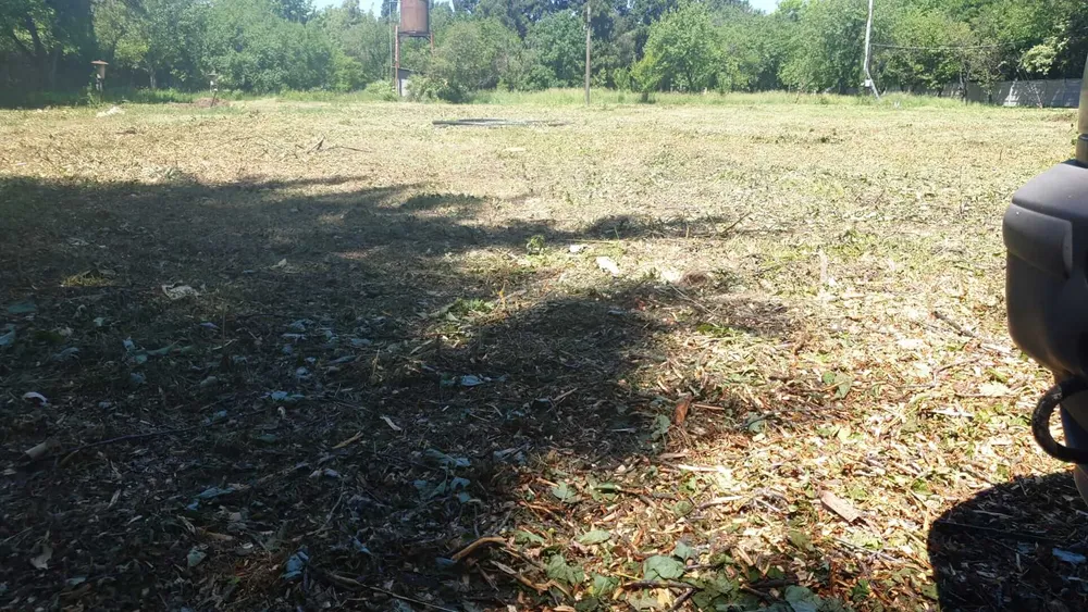 Teren dupa defrisarea vegetatiei spontane, curatat cu motocositoarea